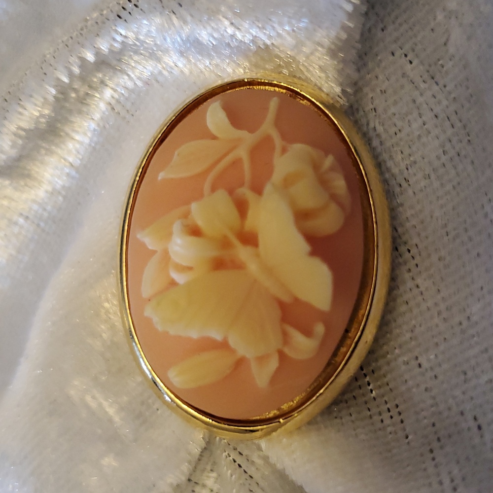 Vintage Trifari Signed Gold Tone Pink Cameo Brooch Raised Butterfly & Flowers - Picture 5 of 5